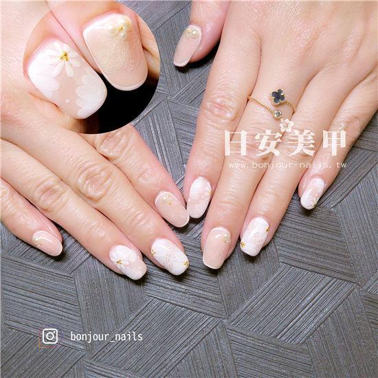 東區美甲.色調白色花卉光療指甲