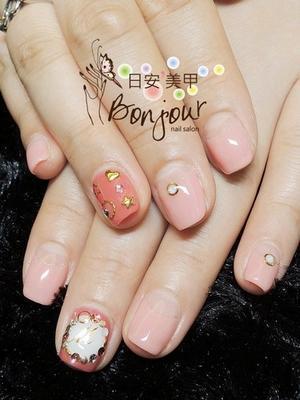 粉紅色姓名字母風光療指甲 - 台北東區美甲指甲彩繪:日安美甲 Bonjour Nail Salon