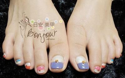 俏皮可愛雙色光療指甲 - 台北東區美甲指甲彩繪:日安美甲 Bonjour Nail Salon