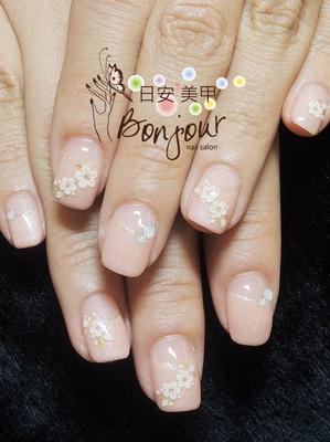 反法式小白花光療指甲 - 台北東區美甲指甲彩繪:日安美甲 Bonjour Nail Salon